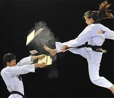 Placa de desempenho quebrando a placa de treinamento Taekwondo para crianças