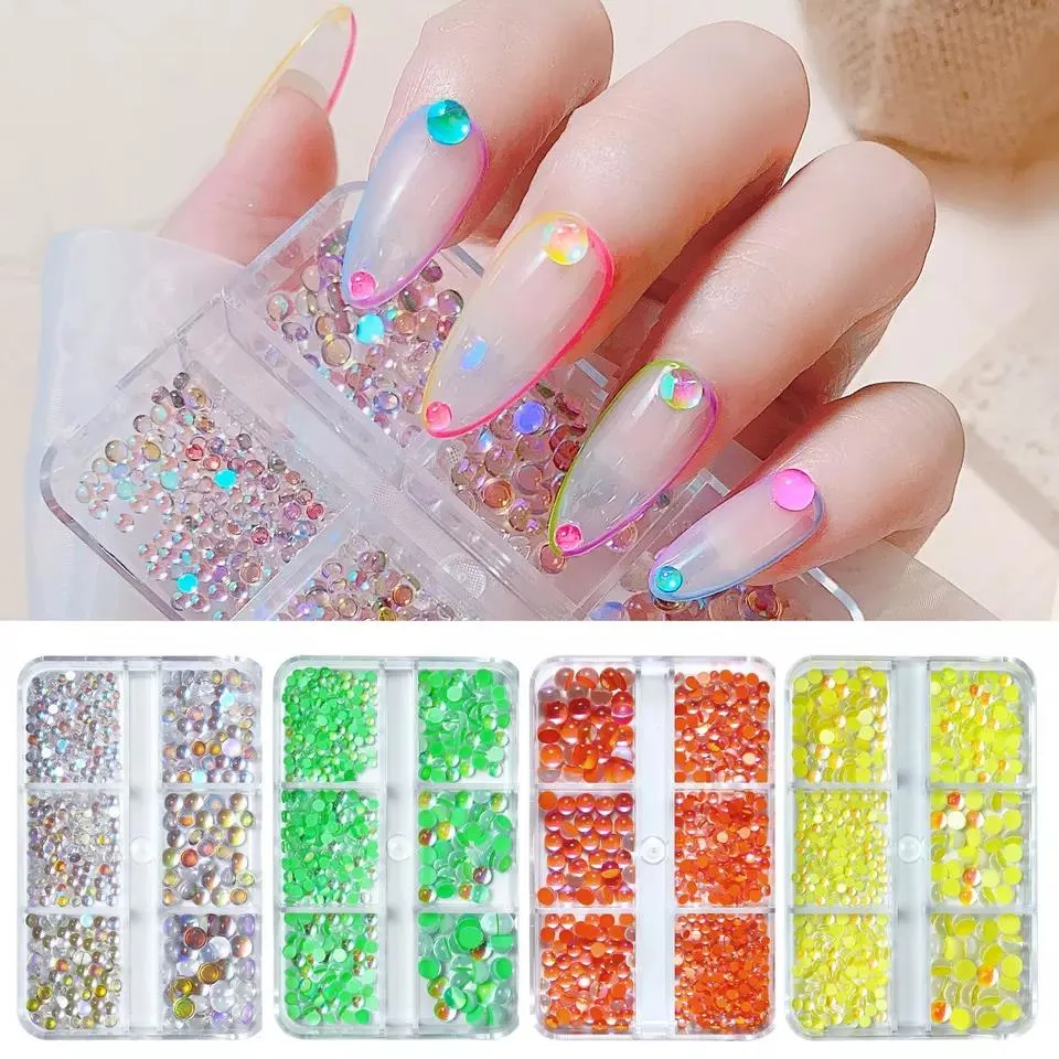 Perles de couleur bonbon douces avec des strass plats en cristal pour décorations d'ongles.