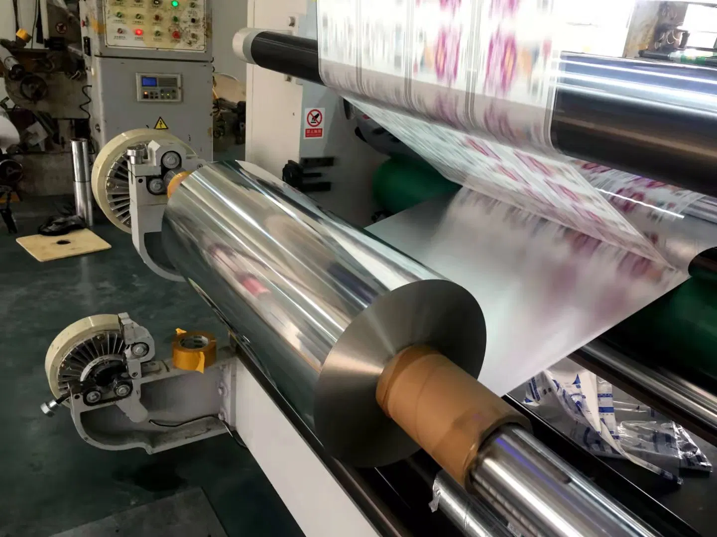 Marca Donghai máquina laminadora y recubrimiento de película de silicio etiqueta adhesiva