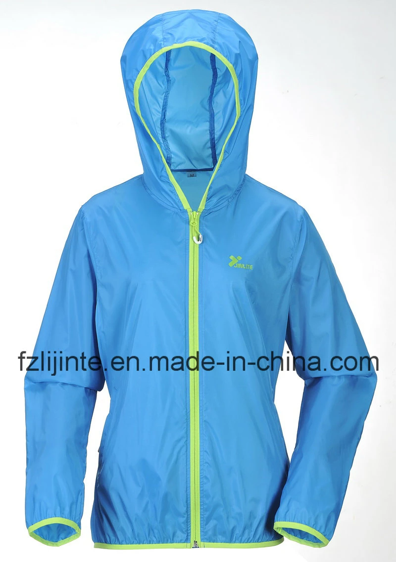 Ligero anorak con capucha de la mujer