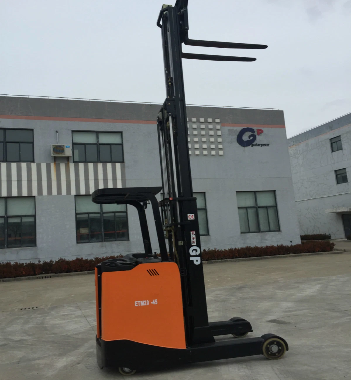 Equipamento de armazém 2 Ton suporte eléctrico sobre o REACH Truck com 4,5 m de altura de elevação