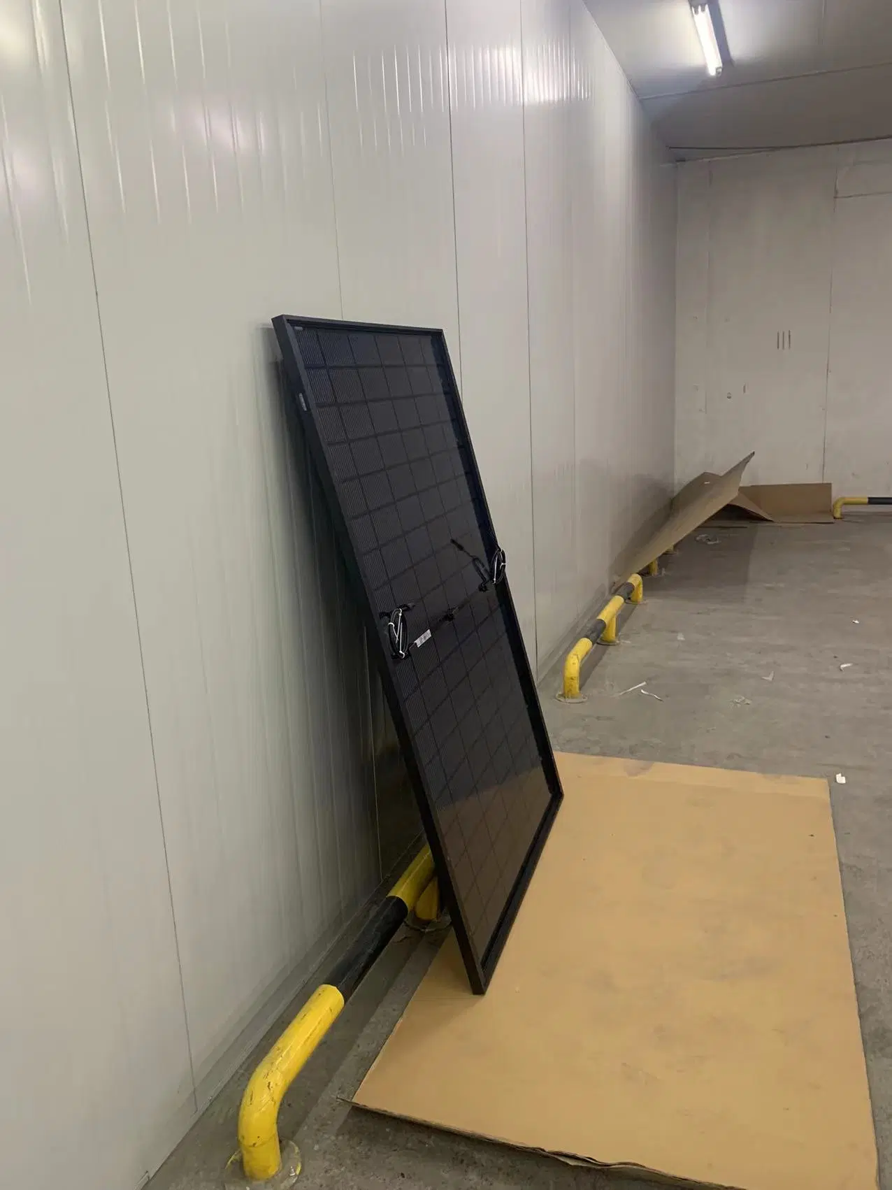 Panneau solaire monocristallin Photovoltaïque Cadre noir Stock UE