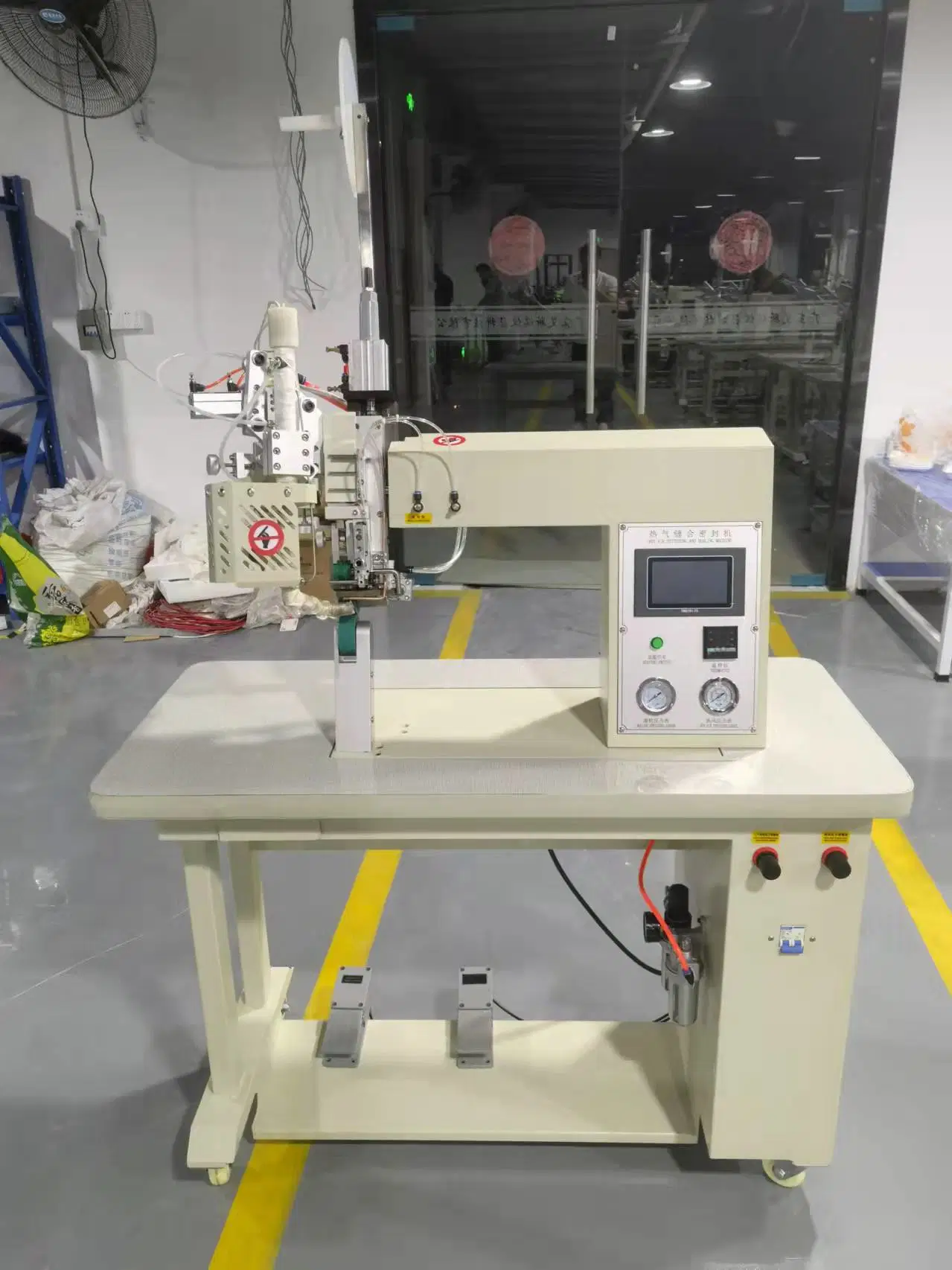 Máquina de coser de puntada de bloqueo industrial de sellado de costuras de aire caliente para ropa