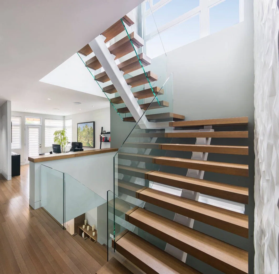 Escalier flottant droit en bois massif intérieur moderne avec rampe en verre trempé Prix