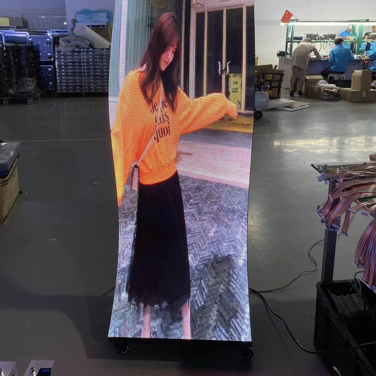 Indoor P2.5 Flooring Standing Move Smart Digital Video Advertising Screen LED Poster Display