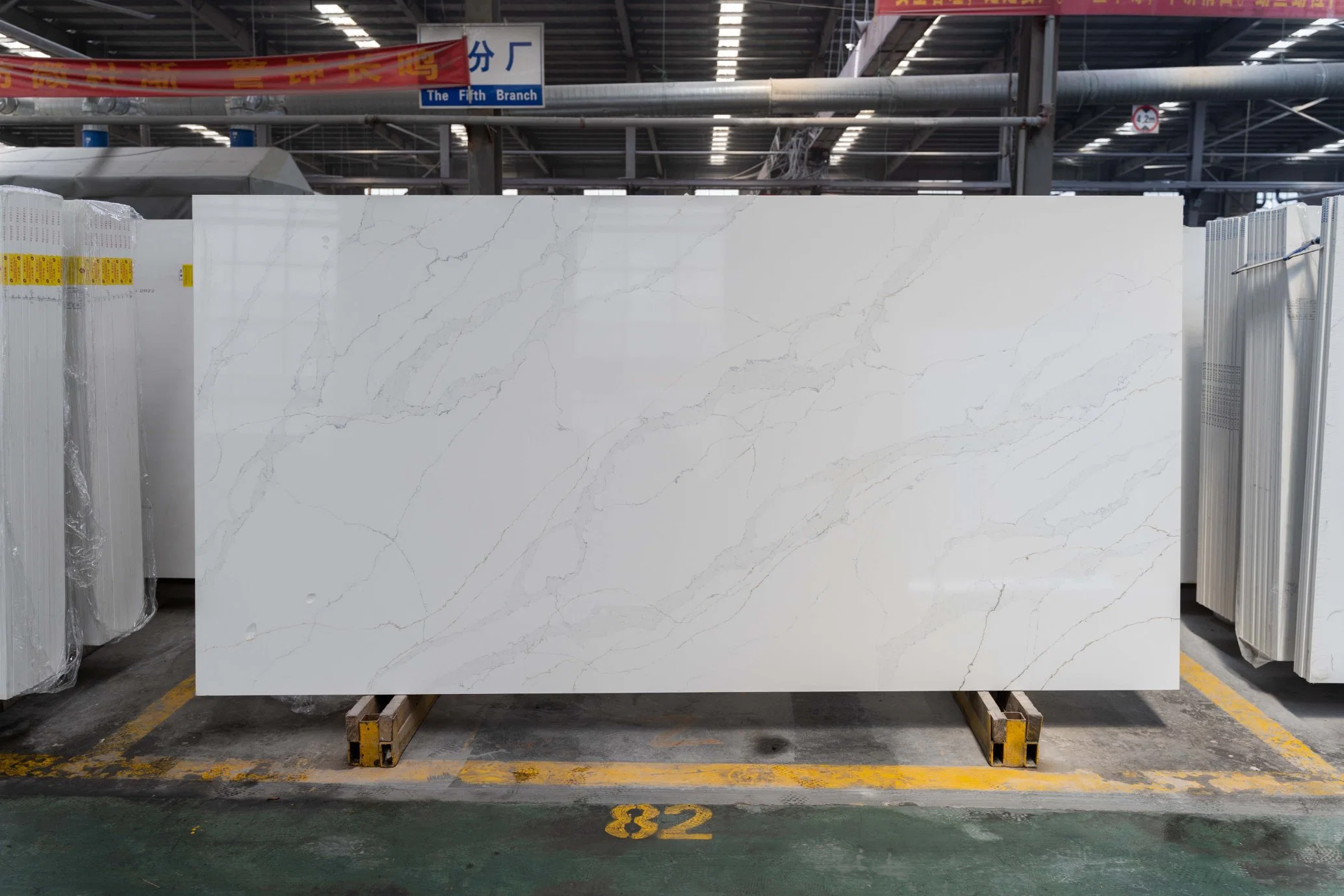 Artificial Polished Calacatta Pure White Granular Quartz Countertop with SGS