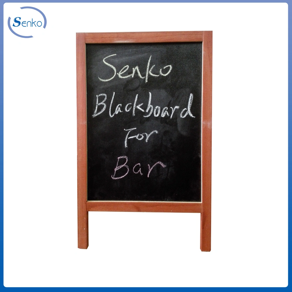 Estrutura de madeira Blackboard com giz por escrito