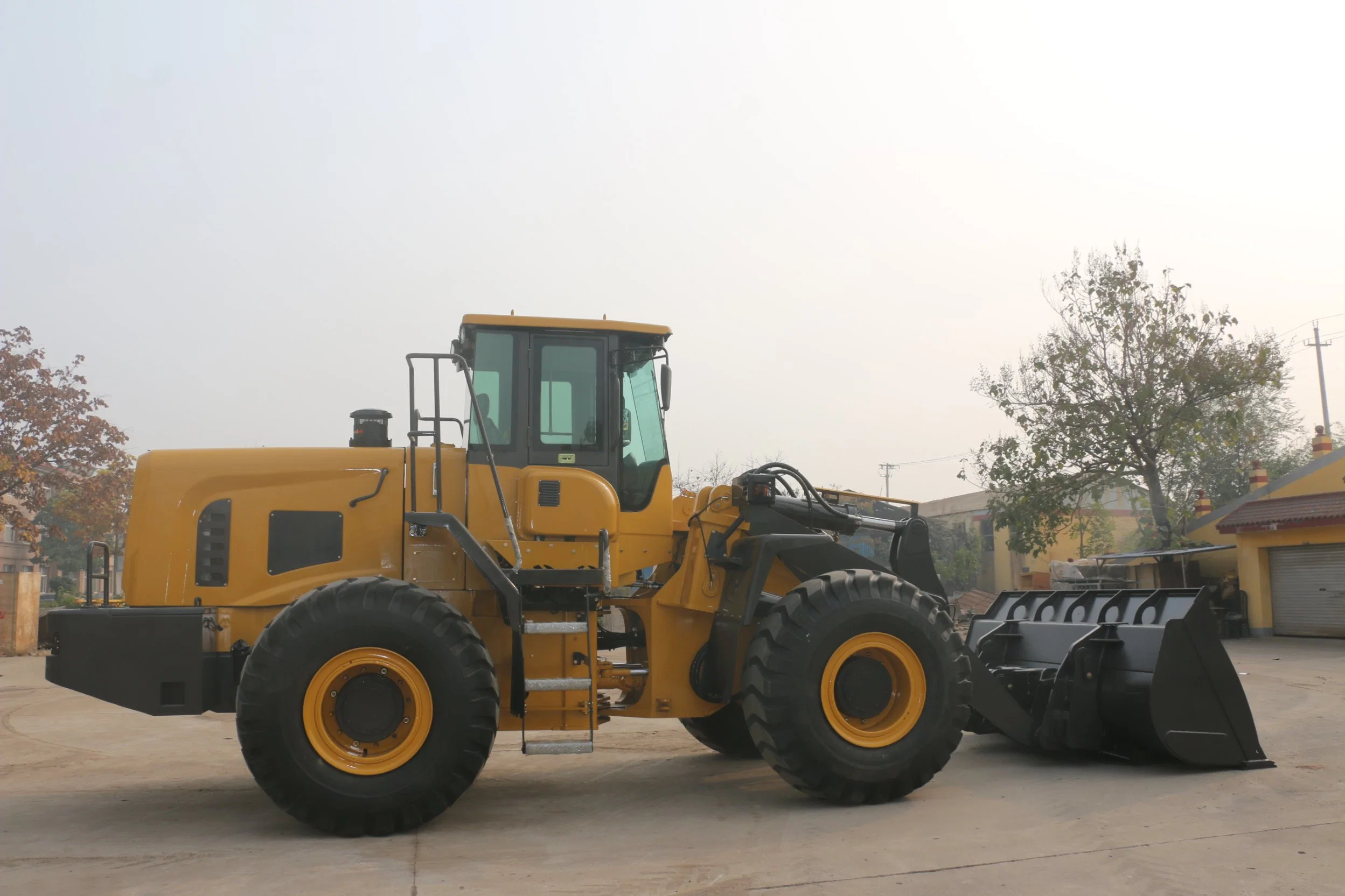 China Manufacture 5ton Lq956 with Attachments Loader