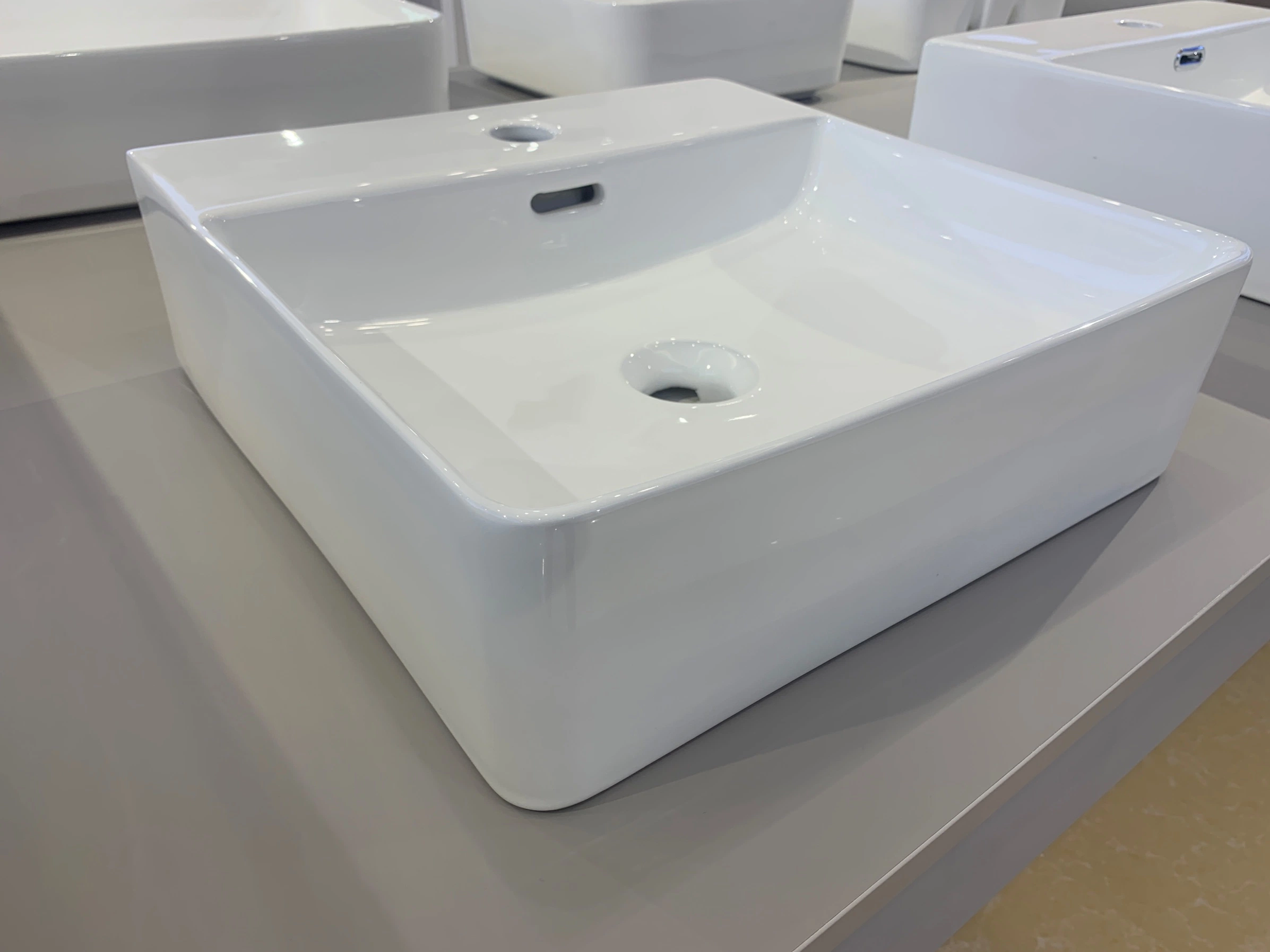 Fabricado na fábrica de Chaozhou, o banheiro é de estilo Art Basin sobre Counter Ceramic Lava-louça branca generosa