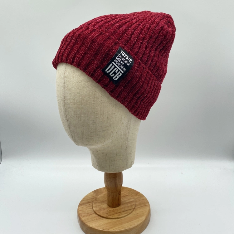 El invierno cálido rojo acrílico Cuffed mayorista bordados tejidos de los hombres Beanie sombreros
