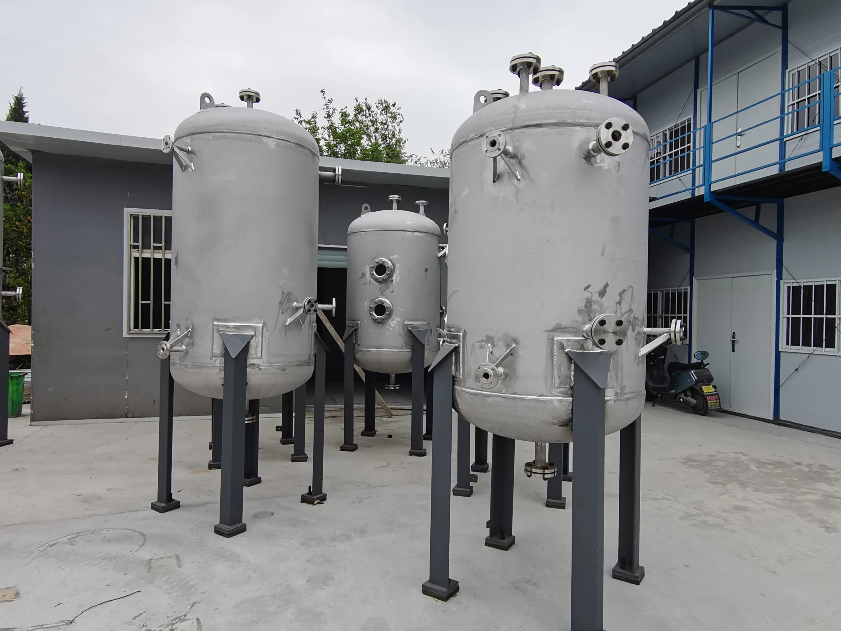 Heating and Cooling Tanks for Vertical Storage Tanks in The Petroleum Industry