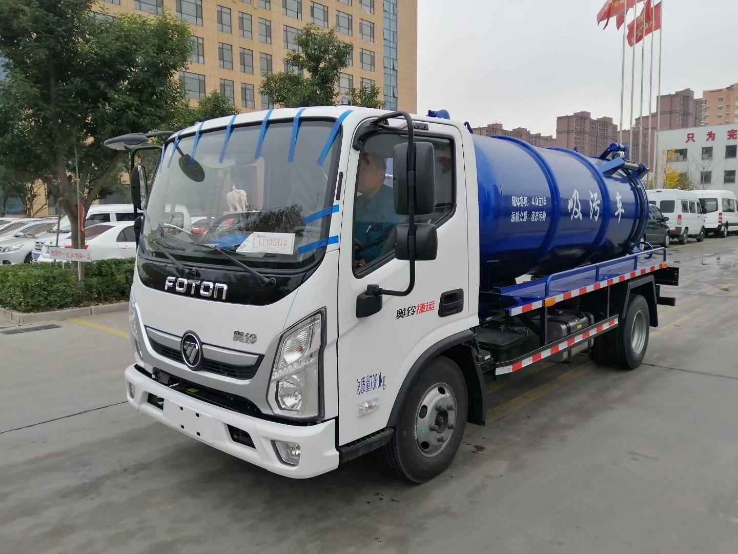 Dongfeng 4X2 10m3 12000 Liter High Pressure Vacuum Suction Truck Price