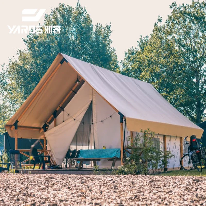 Tente safari en toile imperméable et structure en bois pour resort.