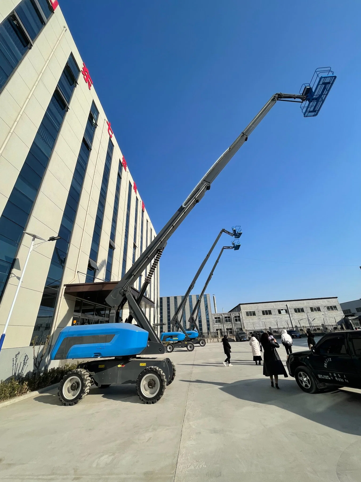 El hombre la articulación de brazo telescópico hidráulico de levantamiento de la plataforma de elevación del brazo telescópico Cestas mesa elevadora barato 15m 18m 20m 22m 24m 26m 45m 230kg alegre