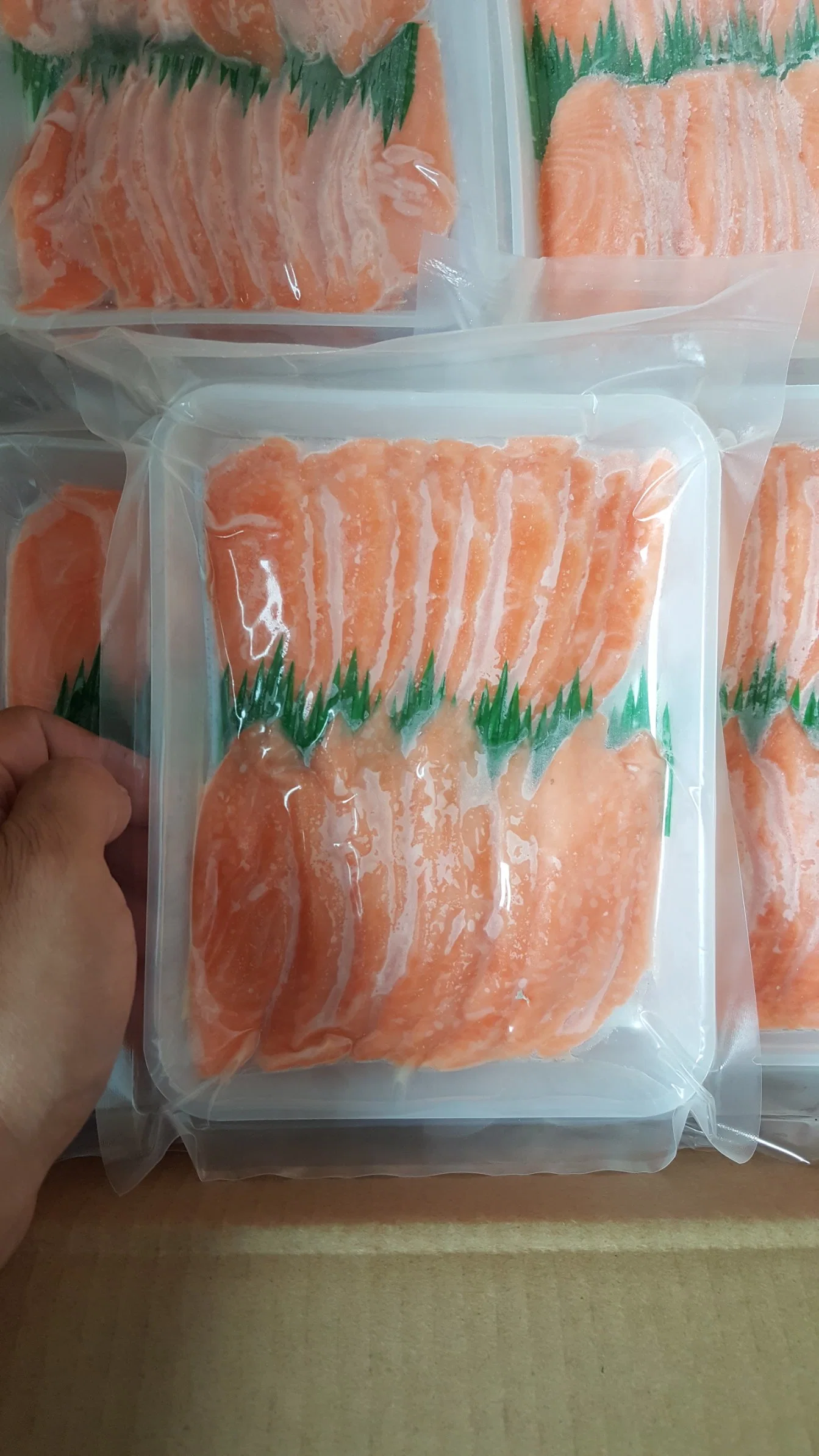 Corte de salmón de sushi, comida Halal. Salmón congelado.