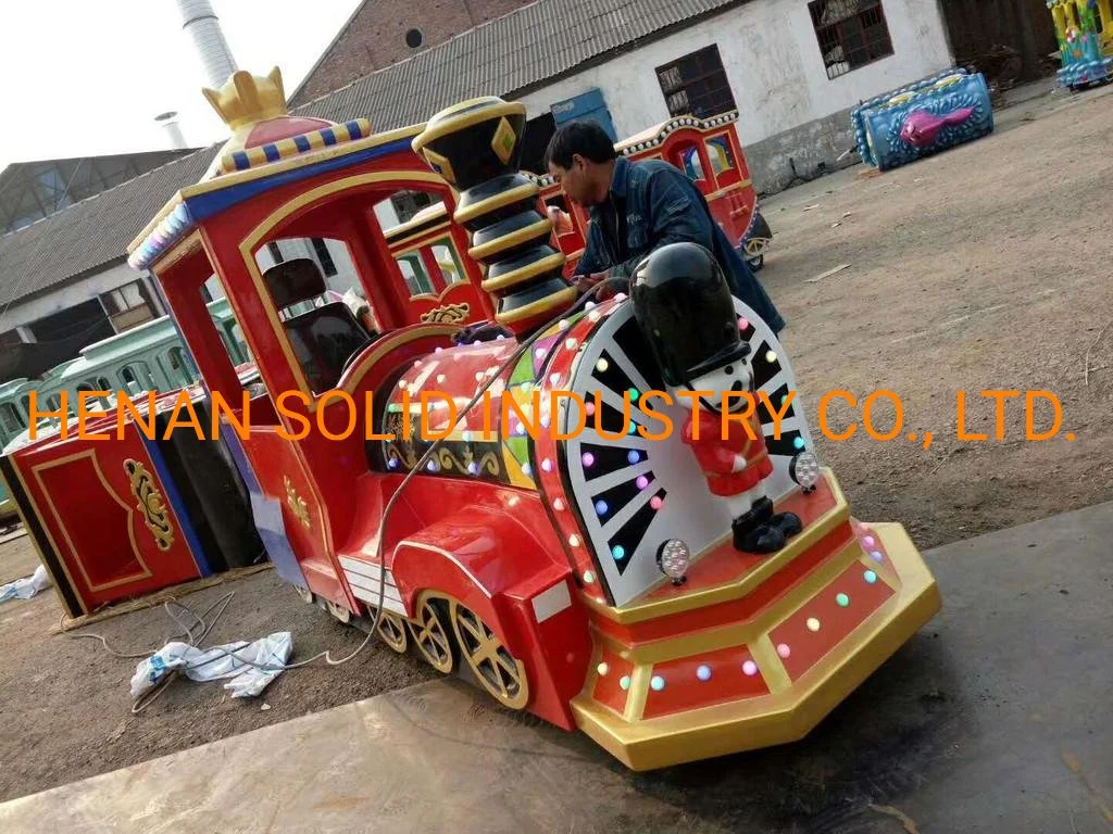 Parque de atracciones a los niños pequeños Trackless viaje en tren en el jardín público