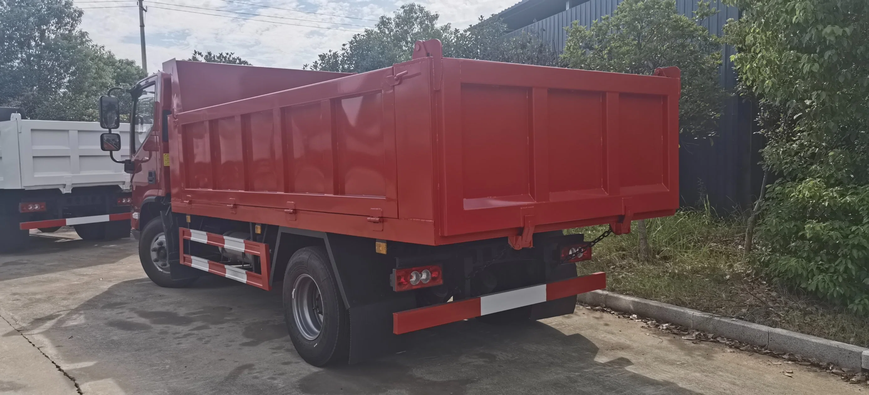 Foto Euro 3 volante a la izquierda 4*2 7 ruedas Tipper Camión volquete ligero en venta