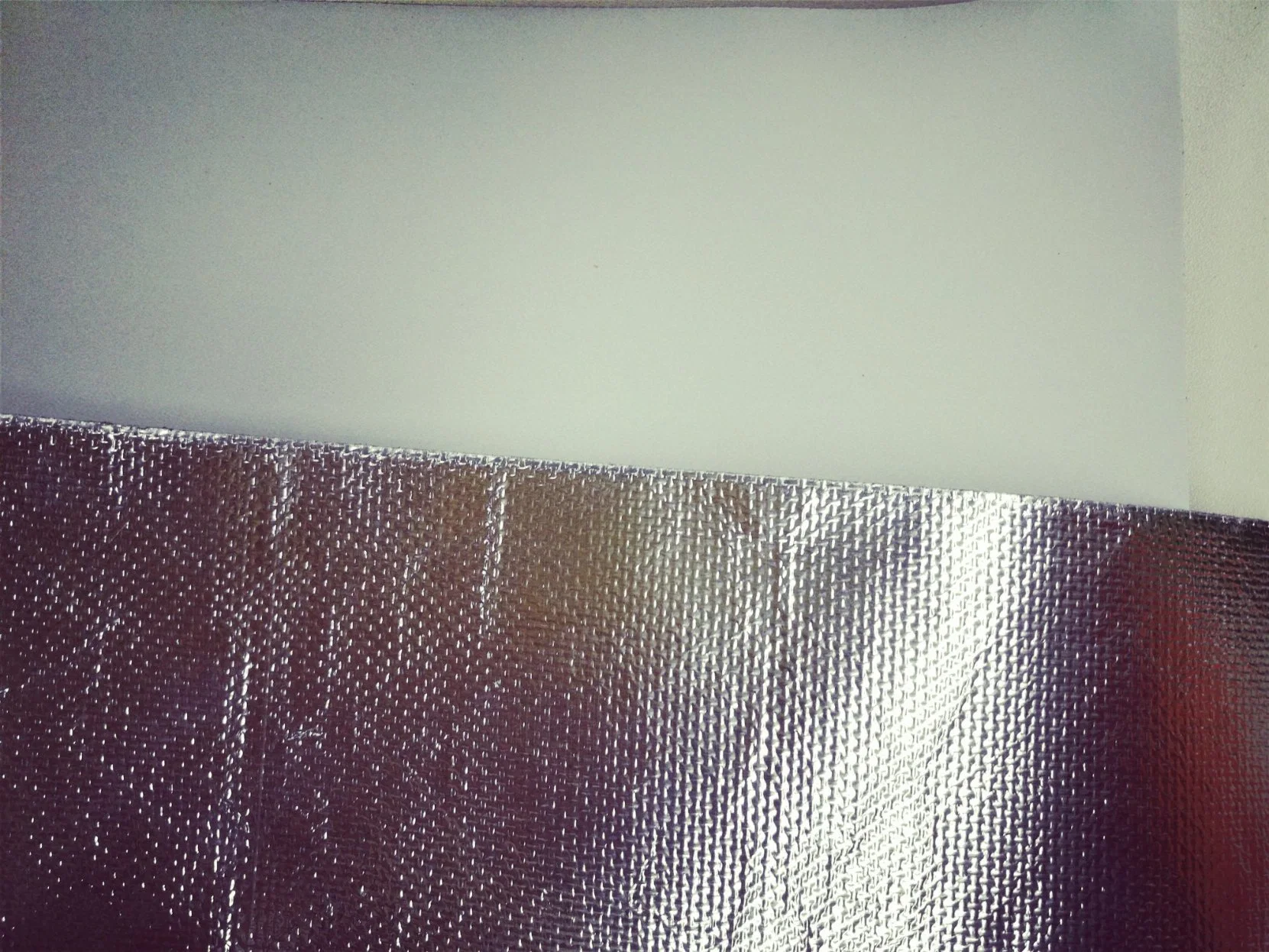 Barrera de vapor de aluminio perforado tejido reforzado