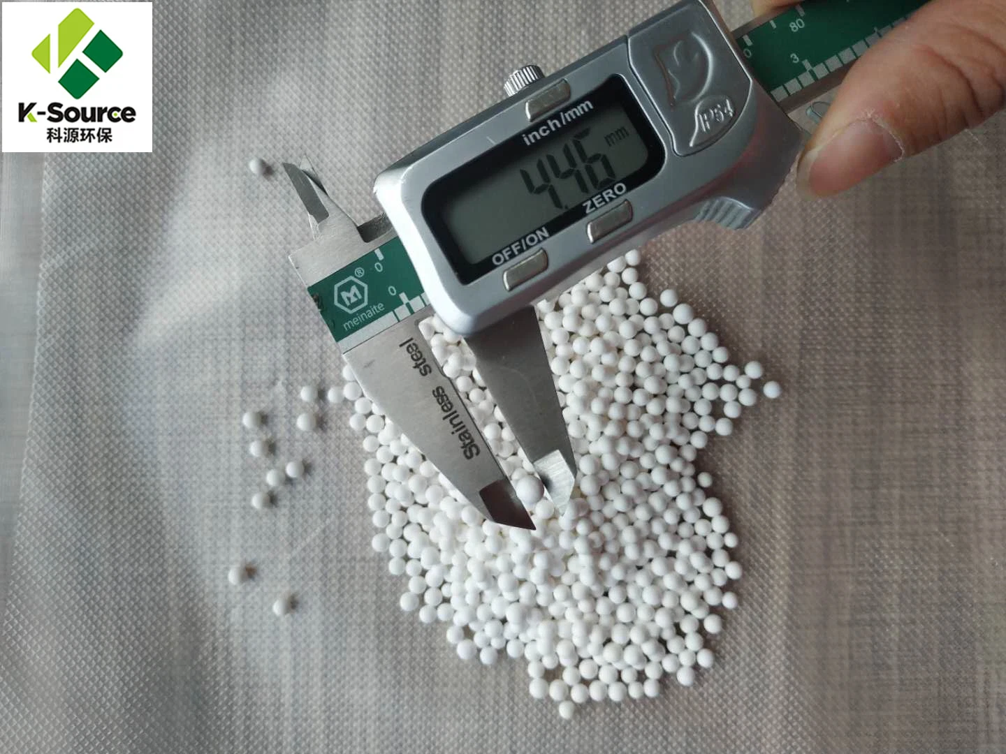 1-2mm Adsorbent Desiccant Catalyst Carrier Activated Alumina for Defluorinating