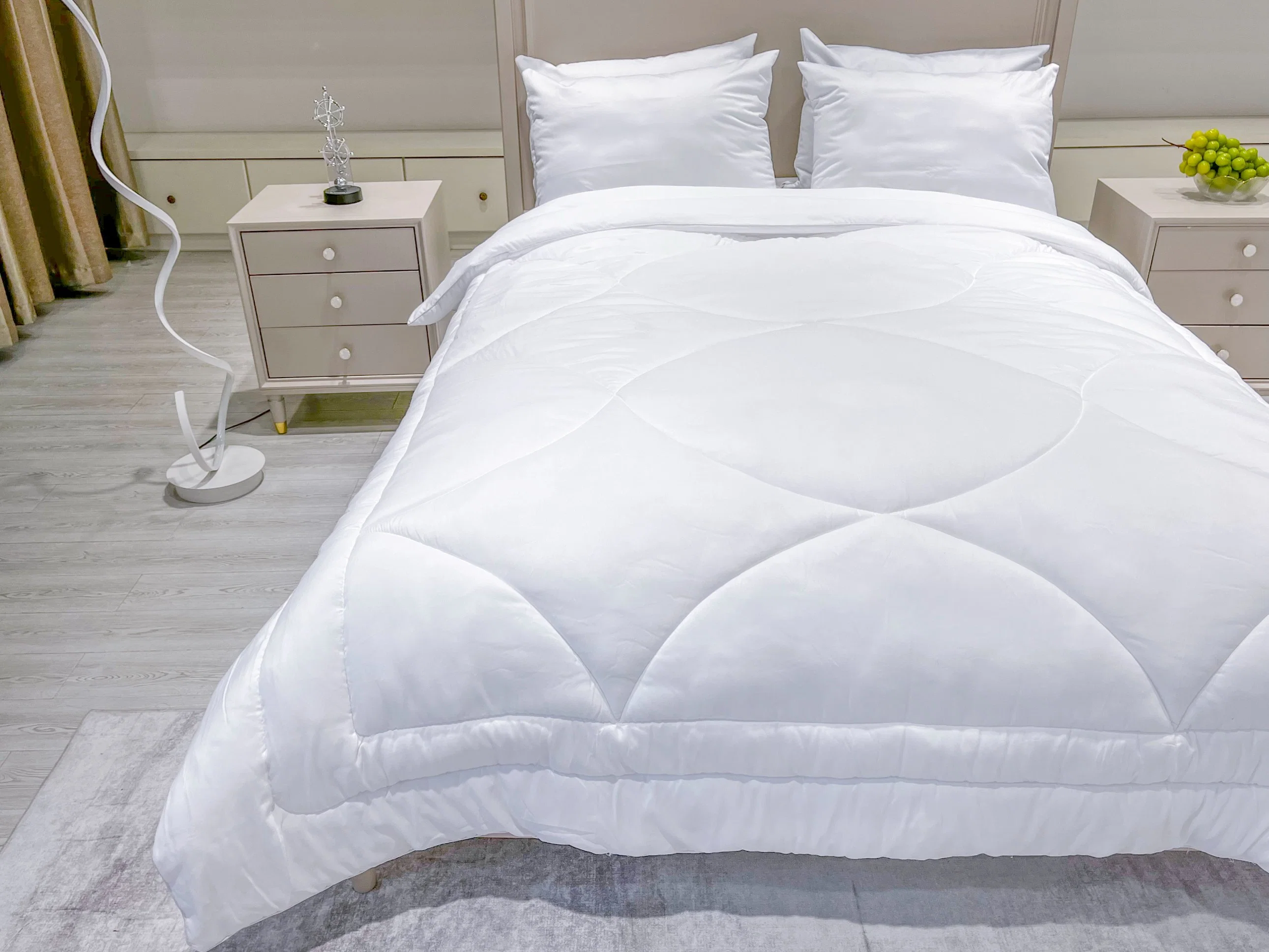 China Manufacturer Home Textile Nice Quality Cheap Price All Seasons Wholesale/Supplier New Stitching Design White Hotel Microfiber Polyester Quilted Fluffy Duvet