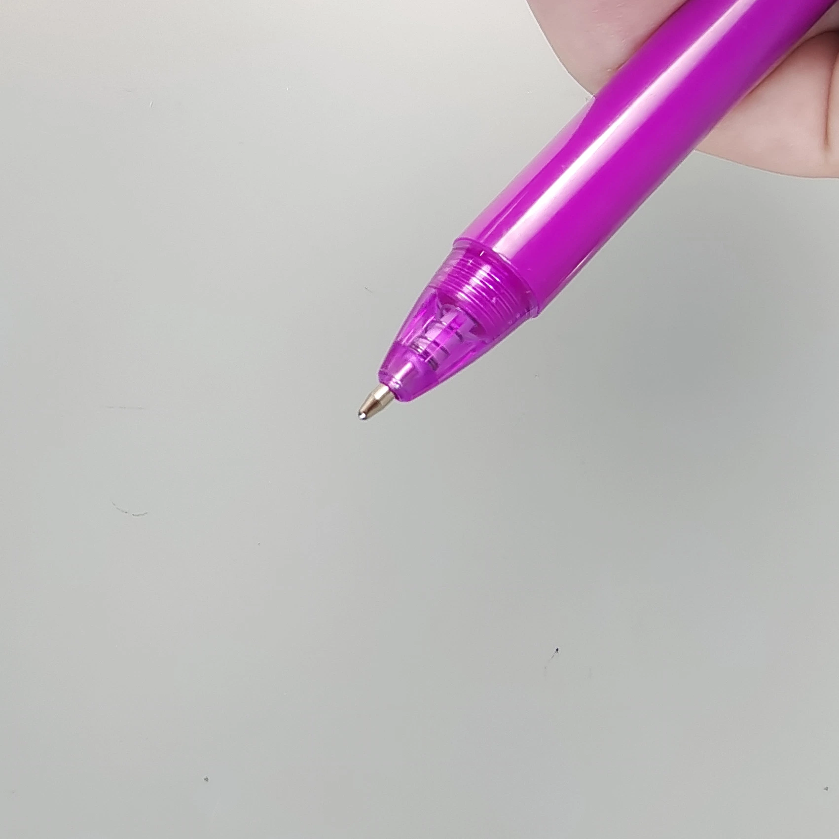 Stylos à bille en plastique violet avec fenêtre et message personnalisé.