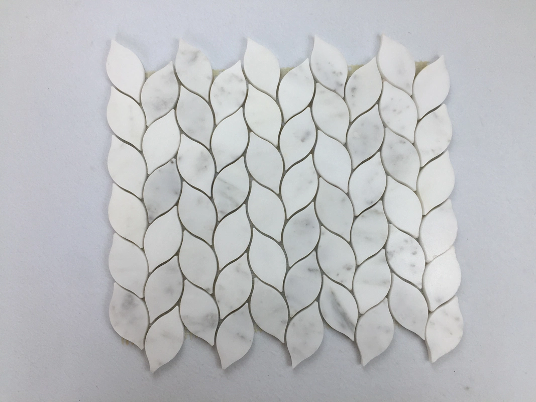 Las hojas de cristal patrón mosaico de mármol blanco para la cocina Backsplash