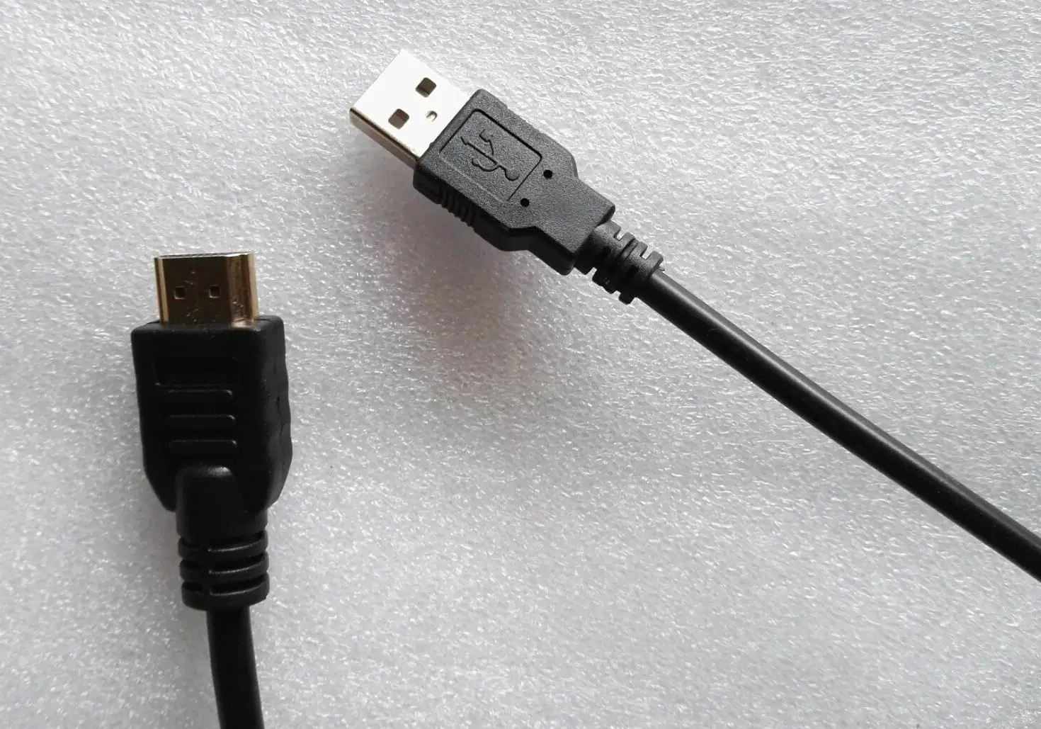 Cable HD 1080p 4K 8K en un extremo de conector diferente