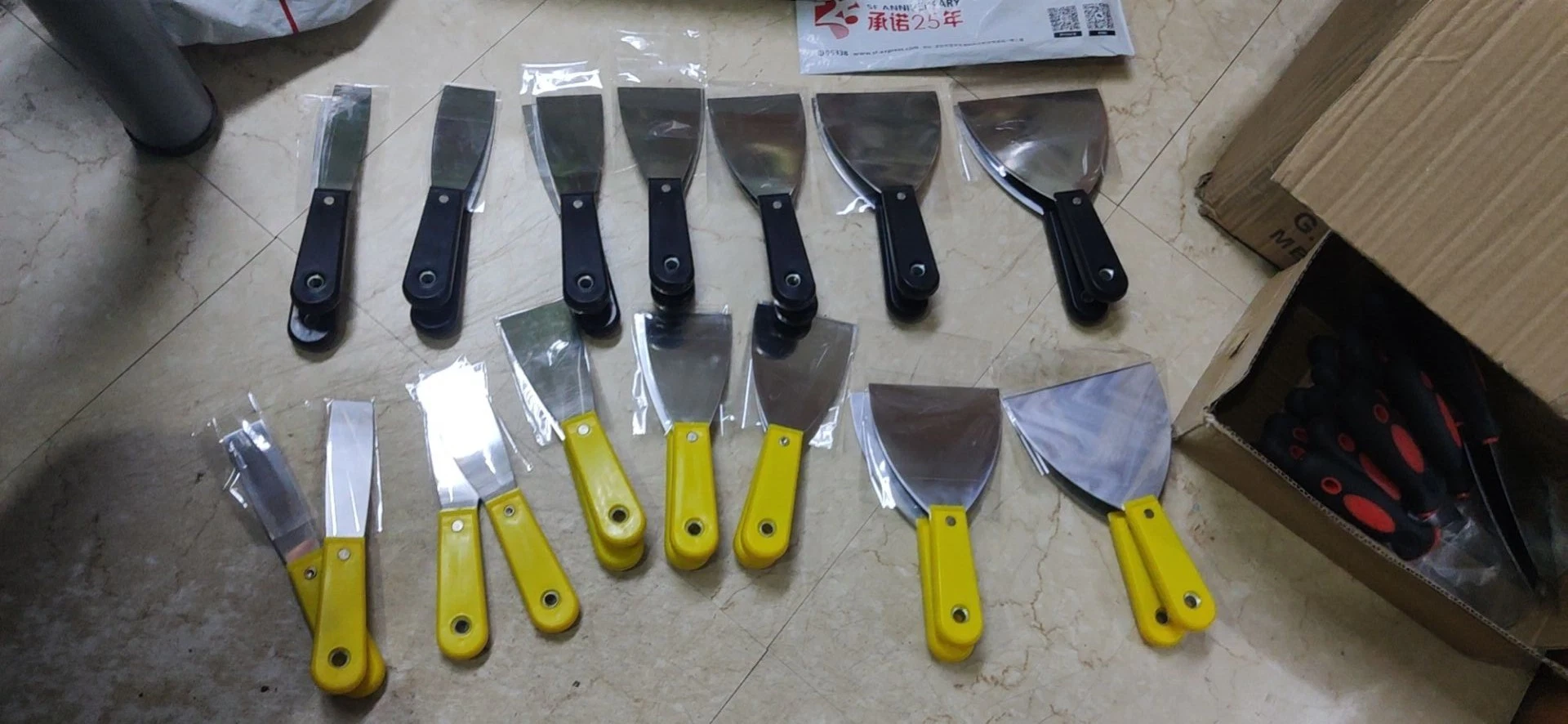 Stainless Steel/Carbon Steel Blade 0.6-1mm Thick Plastic Handle Putty Knife with Different Size