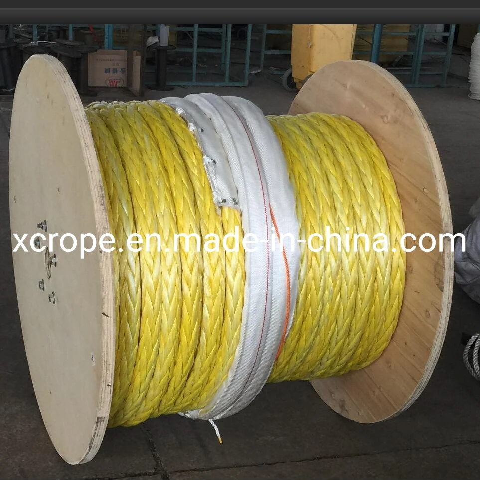 Cuerda sintética de remolque y amarre de 12 hebras de UHMWPE. Diámetro de la cuerda: 52 mm. Resistencia a la rotura: 2160 kn. Flotante en ambos extremos con ojos empalmados.