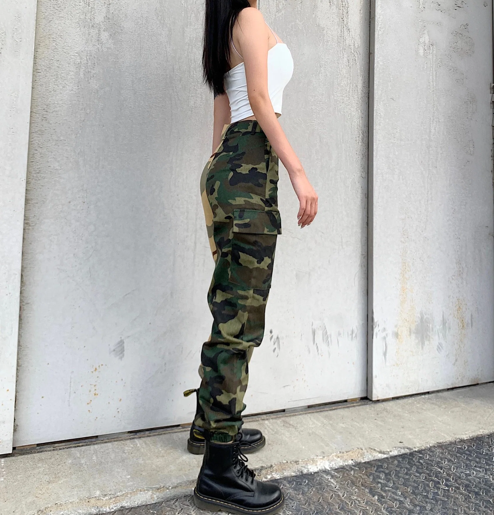 Factory Wholesale/Supplier 2022 Spring Elastic Waist Cargo Casual Woven Stitching Camo Pants for Women