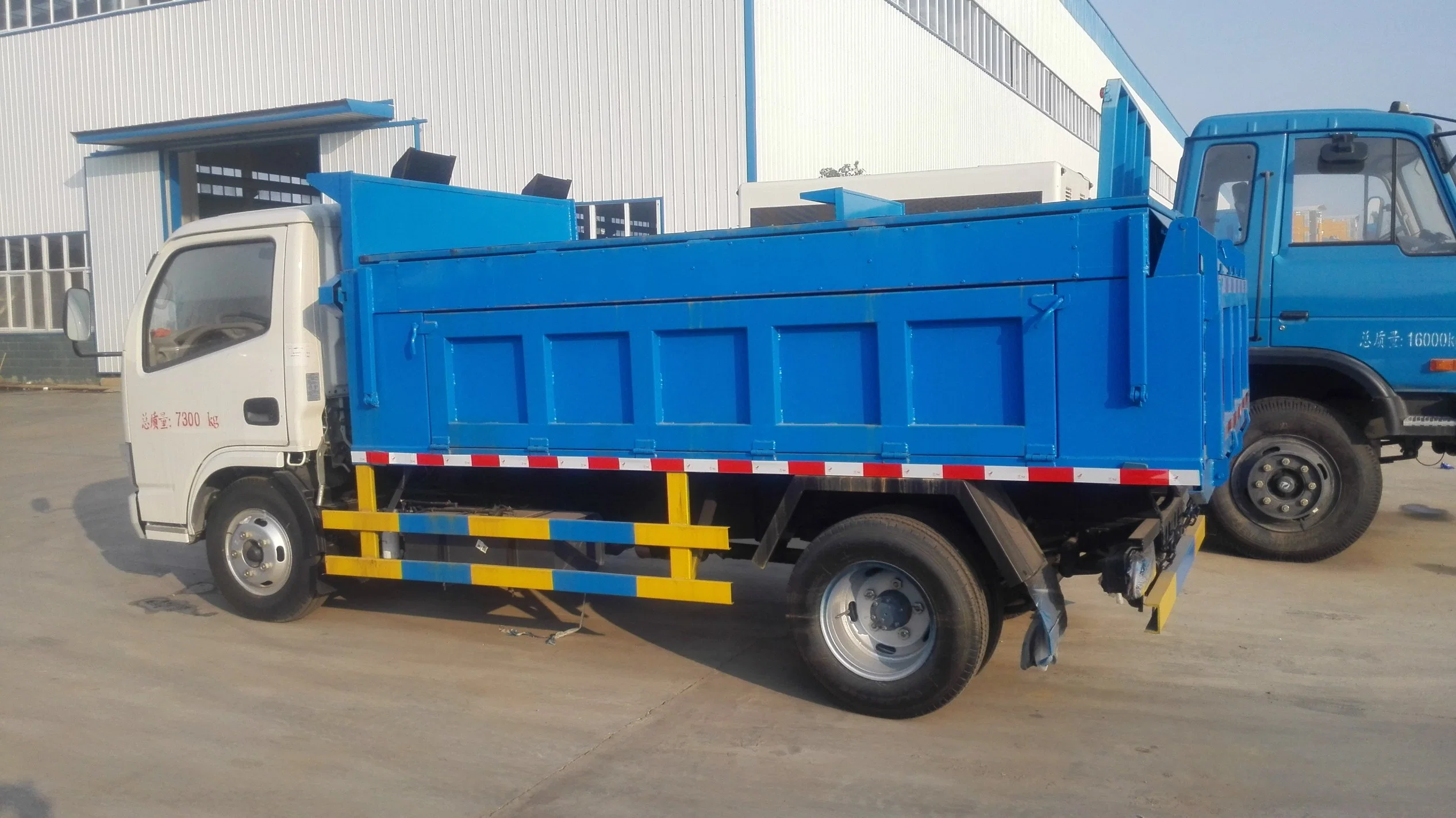 Dongfeng 3t 4t 5t 4X2 Garbage Dump Truck with Cover Sealed Tipper Truck Recycling Dump Garbage Truck