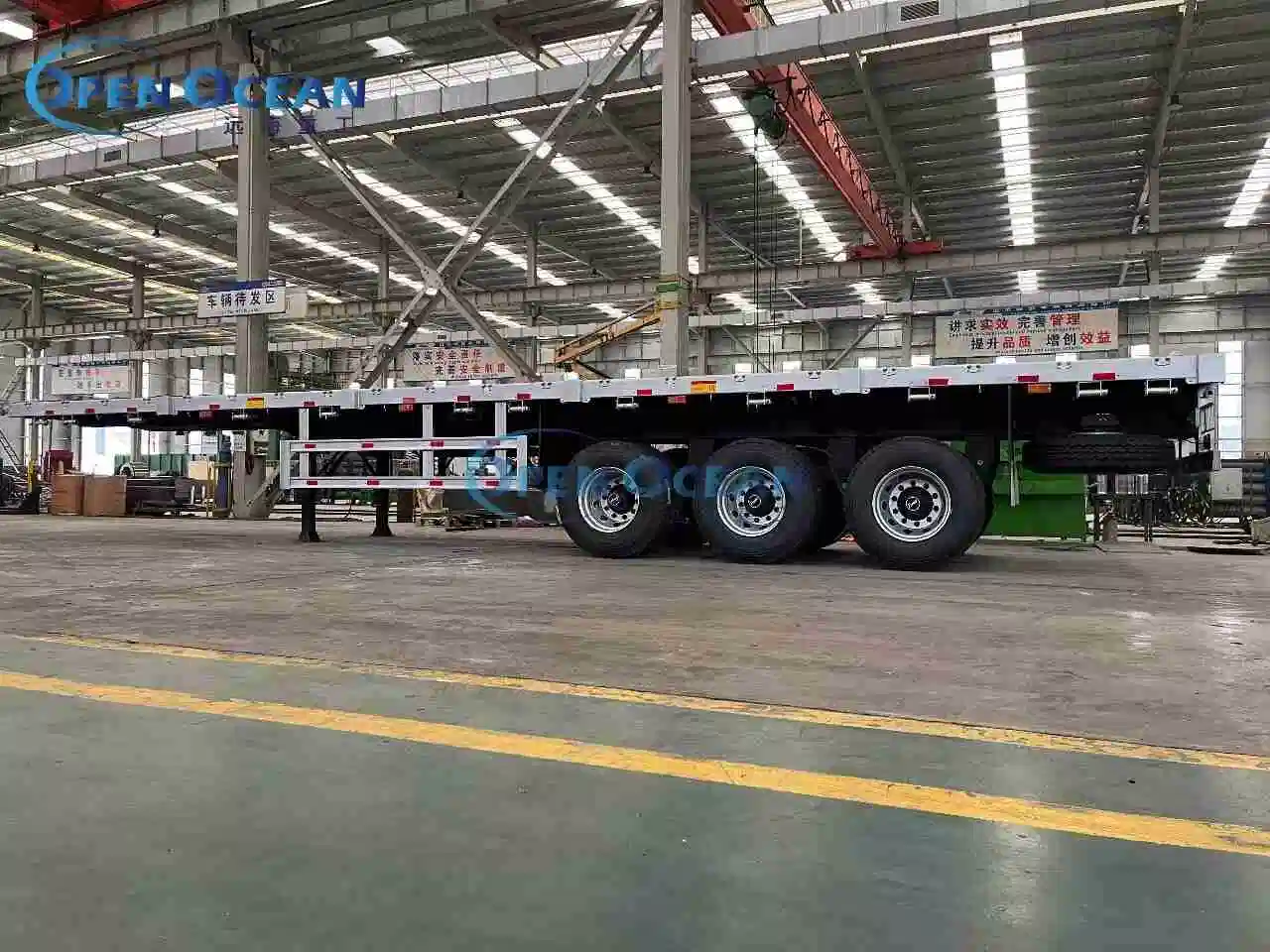 China Hot Sale Factory Price Truck HOWO Shacman 12 Twist Trava Plataforma de plataforma plana 60t Semi 3 eixos 40FT Reboque de contentores plano para pés para venda