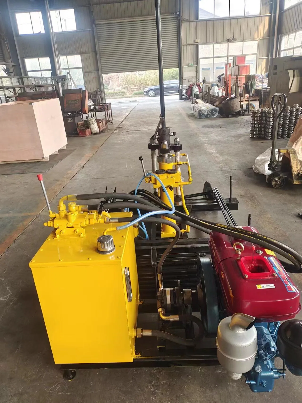 Essai en laboratoire de la machine de pénétromètre à cône statique hydraulique pour les tests géotechniques de frottement latéral des parois et de résistance à la pointe du cône.