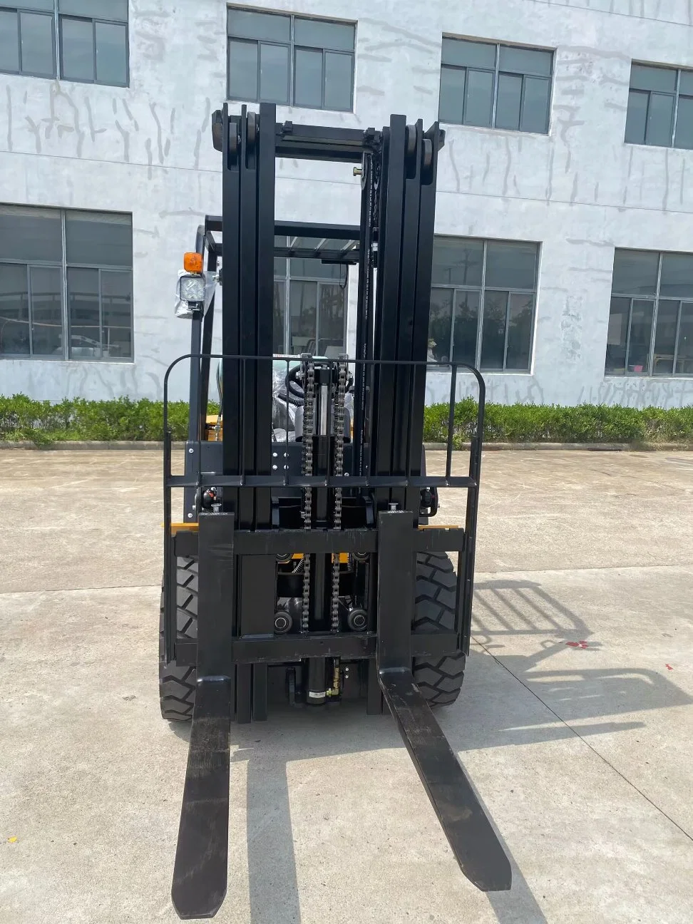 شاحنة رفع طنان LPG تعمل على ForkLift (ارتفاع الرفع 5 م)