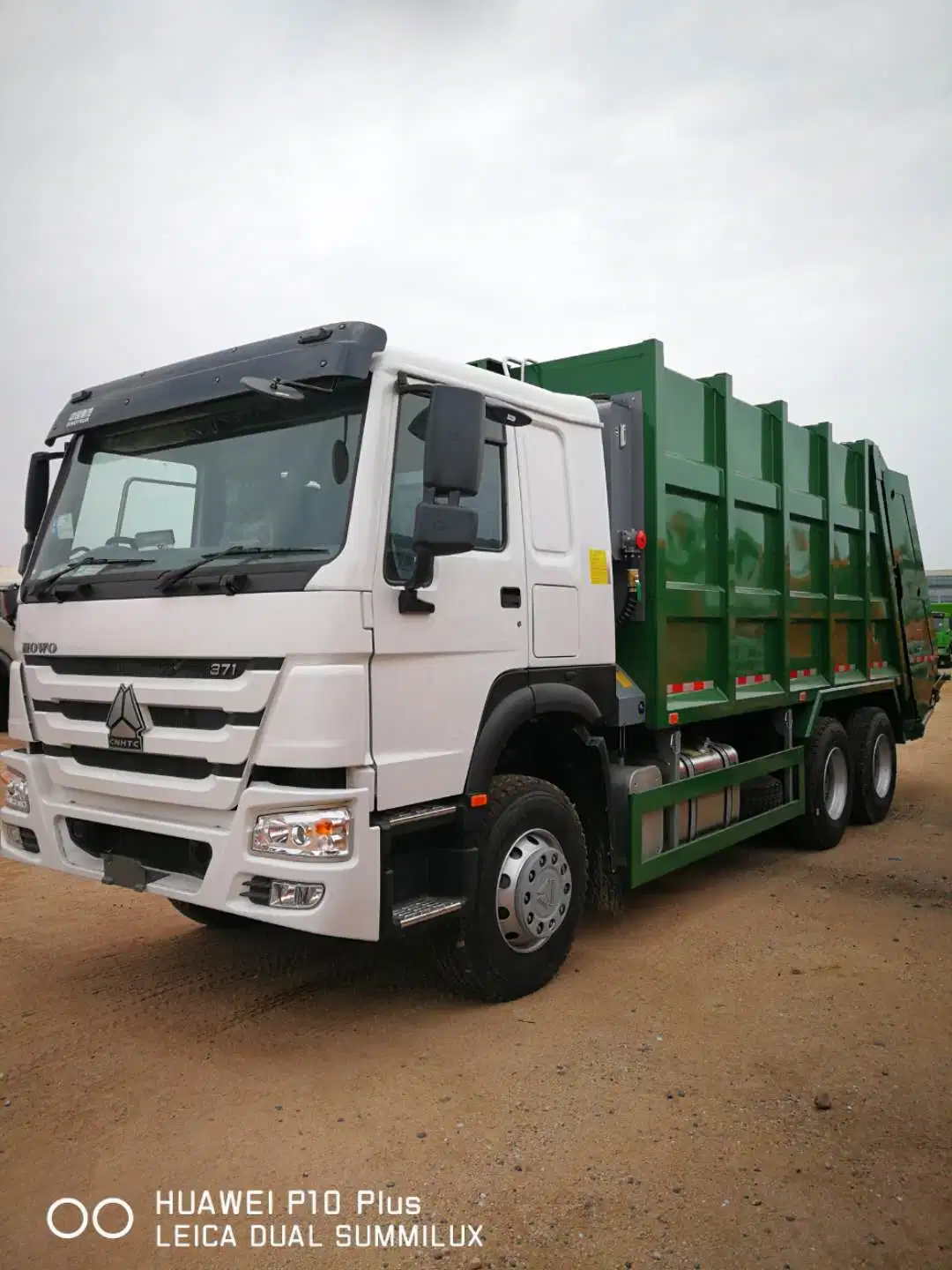 Sinotruk HOWO 6X4 Heavy Duty Special Compactor Refuse Vehicle