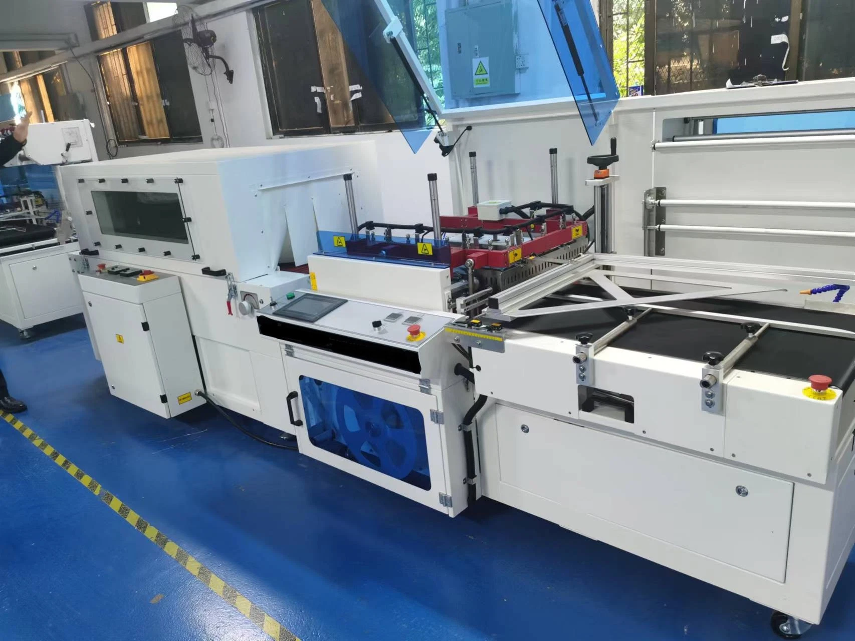 L Type Fully Automatic Sleeve Heat Shrink Tunnel Sealing Wrapper Flow Wrapping Machine Plastic POF/PVC Film Wrap Thermal Side Sealer Packing Packaging Machine