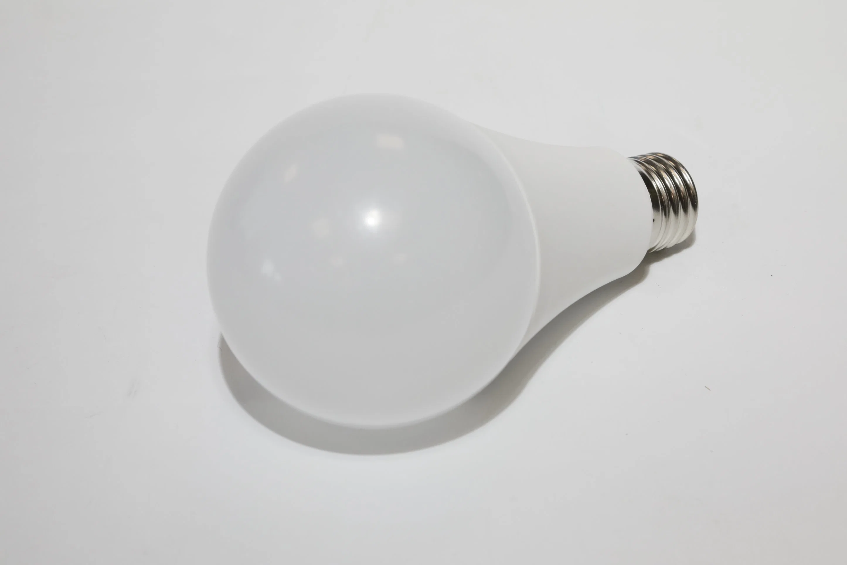 Ventes directes en usine en intérieur A80 18 W E27/B22 lampe lumière élevée Ampoule LED en plastique et aluminium à prix compétitif