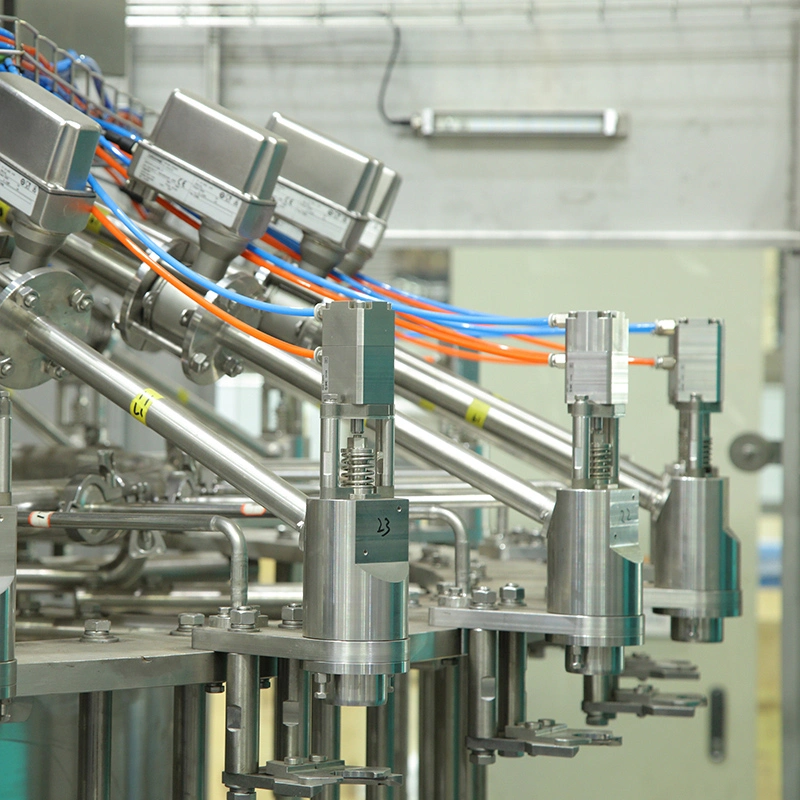 Llenado en frío automático de botellas de mascotas máquina soplando de llenado para Leche Lácteos Energía bebida jugo bebidas Productos de agua