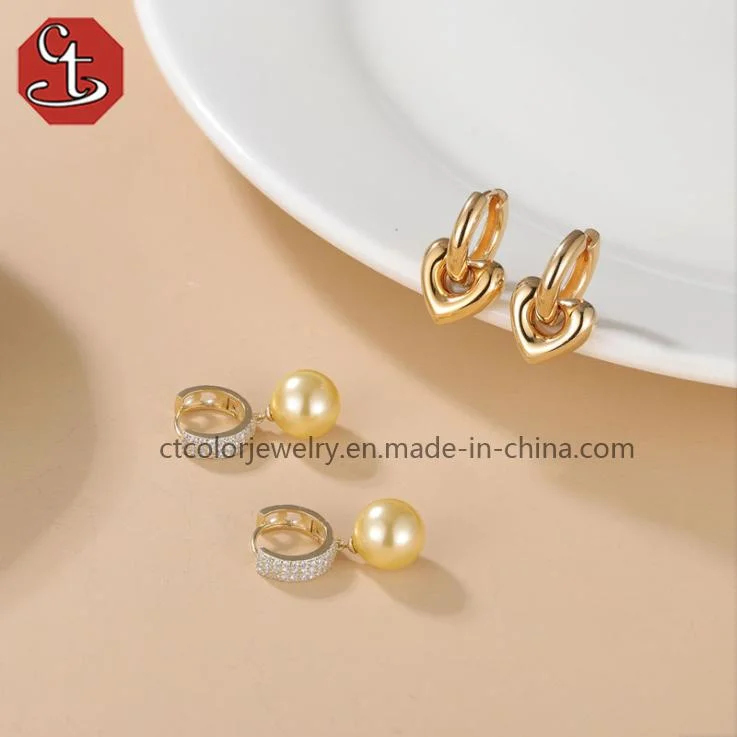 Highly luxurious 18 K gold jewellery shell and gold pearl stud earrings