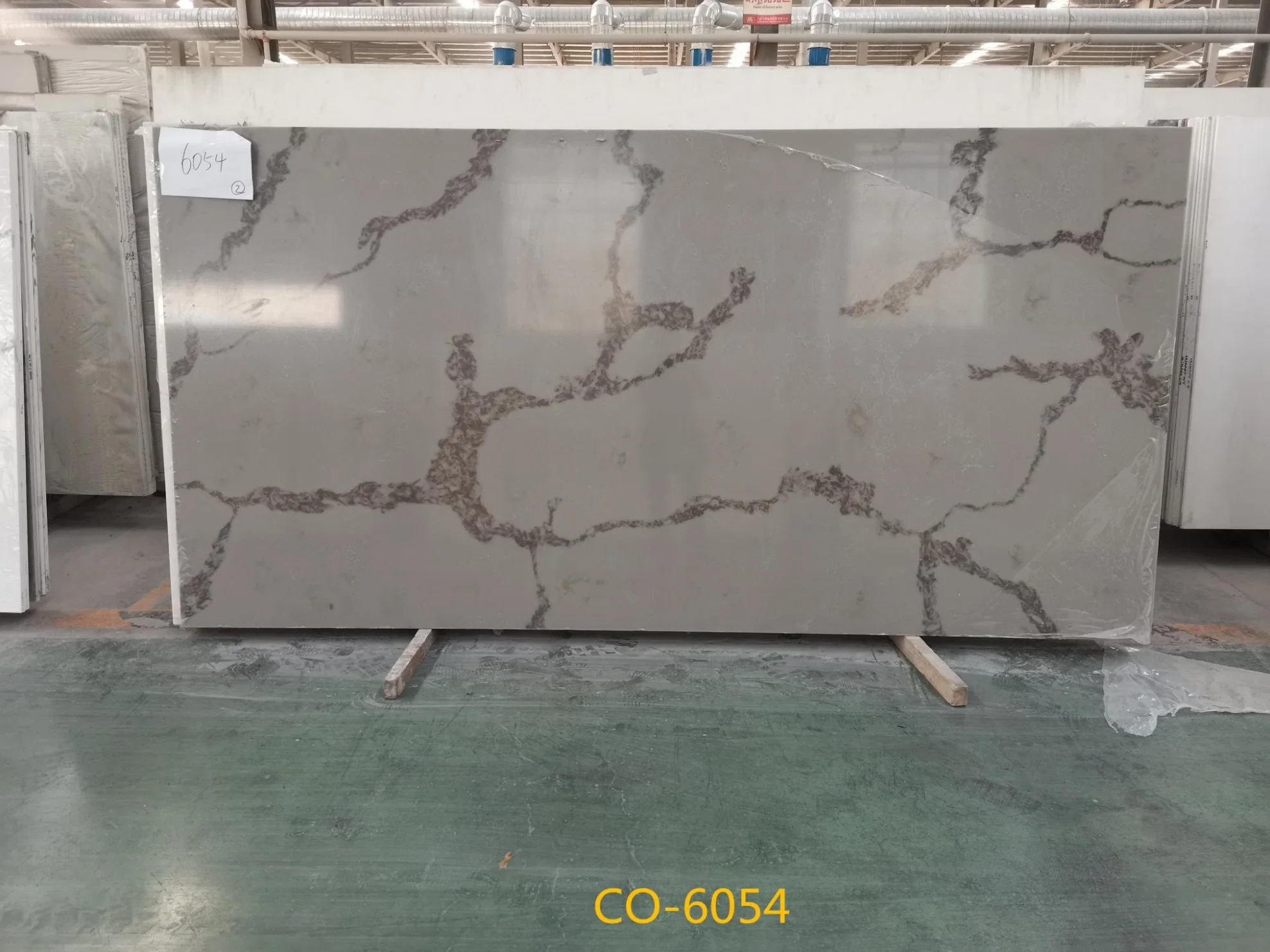 High Quality Co-6054 Artificial Calacatta Quartz Stone Slab with Beautiful Veins