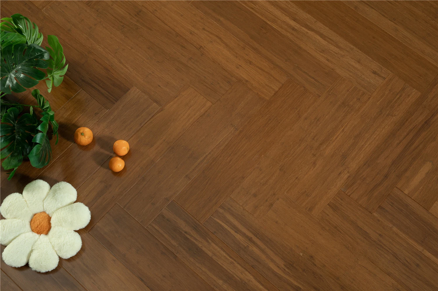 Plancher en bambou massif avec motifs en planche, en chevron et en point de Hongrie dans une construction verticale et horizontale.