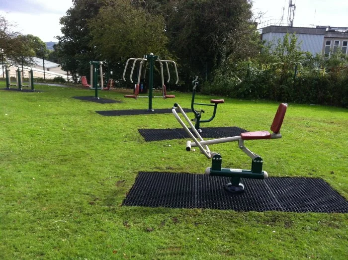 Los carriles paralelos Body building deporte al aire libre Gimnasio ejercicio Gimnasio