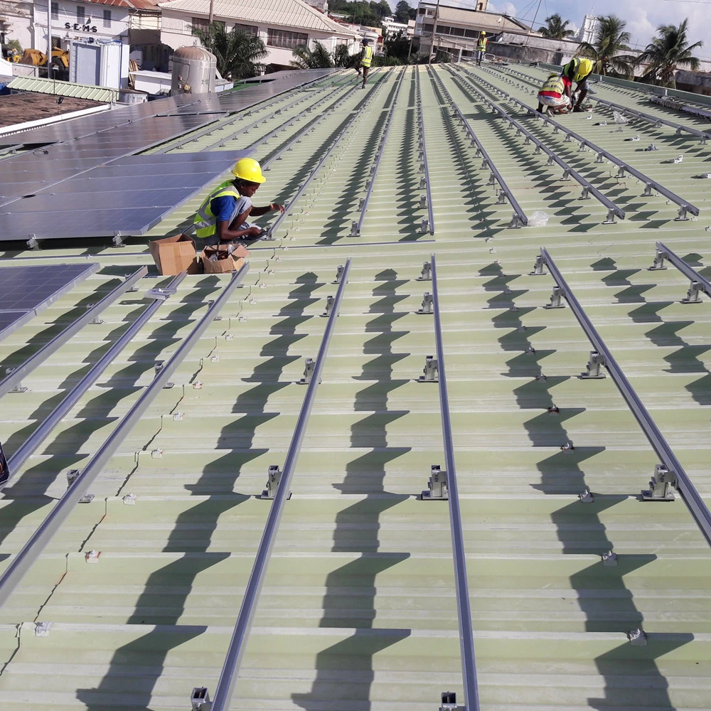 Solar de 10kw de energía solar del techo de metal de aluminio de montaje de sistema de estanterías L Pies techos de calamina soportes de la estructura de montaje