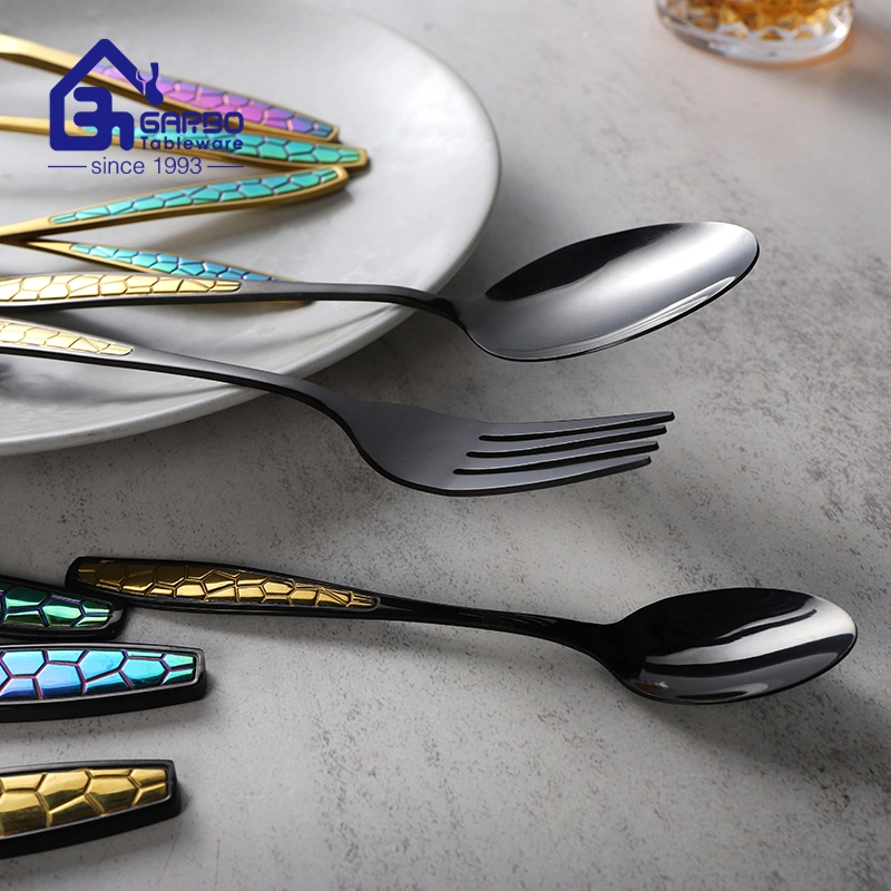 Oro Negro Nuevo juego de cubiertos Embossed mármol Acero inoxidable Flatware Juego de regalo de tenedor de cuchillo para cuchara para 6