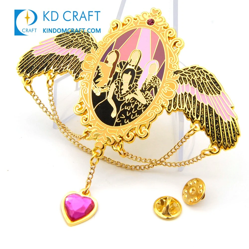 Diseño personalizado de esmalte Metal Rhinestone Glitter Cartoon chica coreana Kpop oro rosa rosa negro ídolo belleza insignia de solapa con la cadena