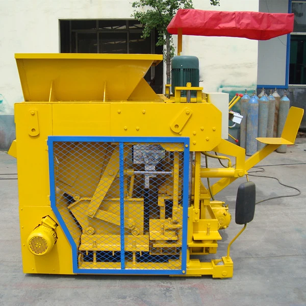 Déplacement de la ponte des oeufs de type machine à fabriquer des blocs de béton, finisseur Machine automatique de bloc de béton de ciment, de pavage brique creuse machine à fabriquer des blocs de verrouillage