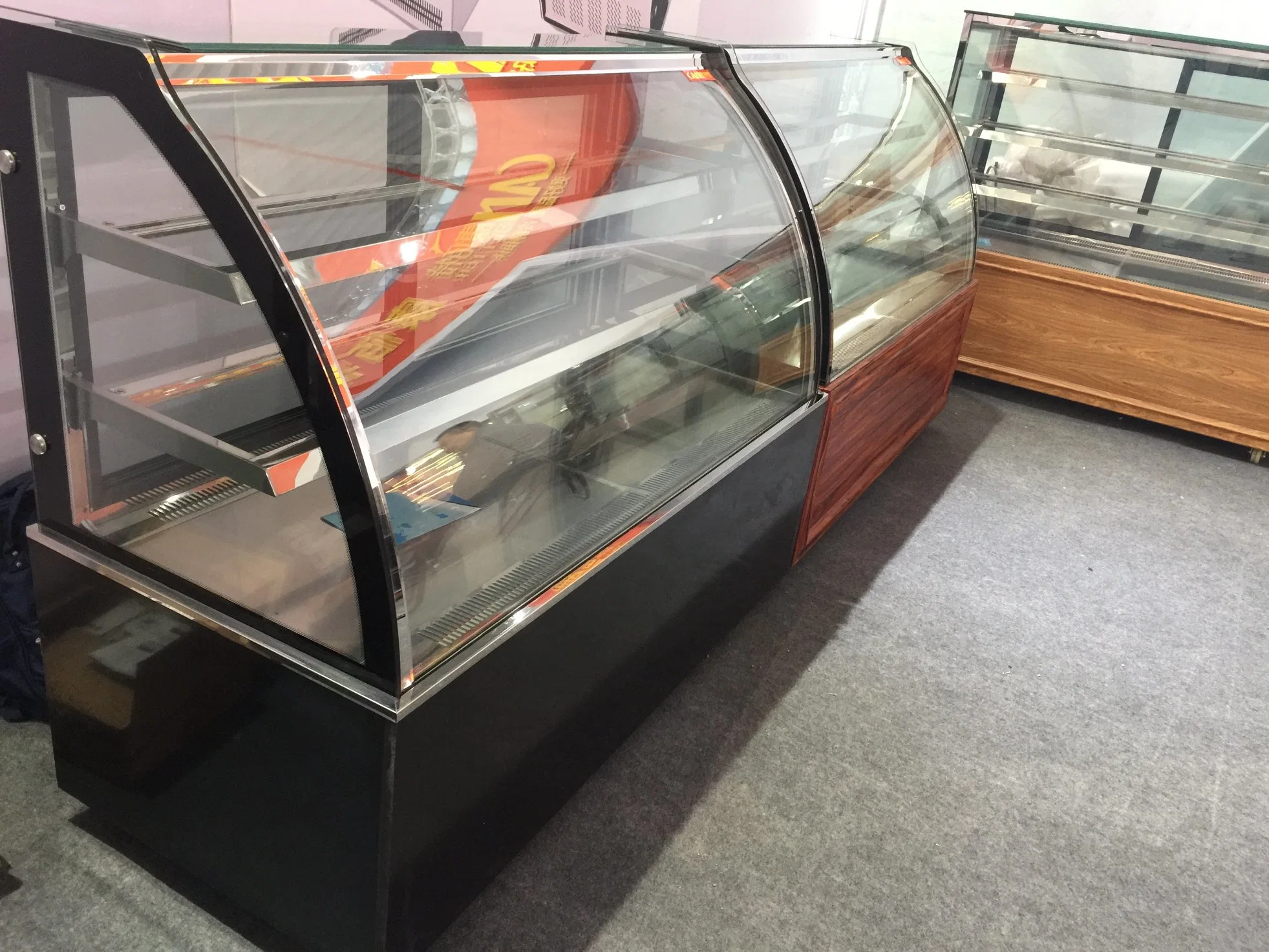 2 Layers Curved Glass Refrigerated Bakery Case