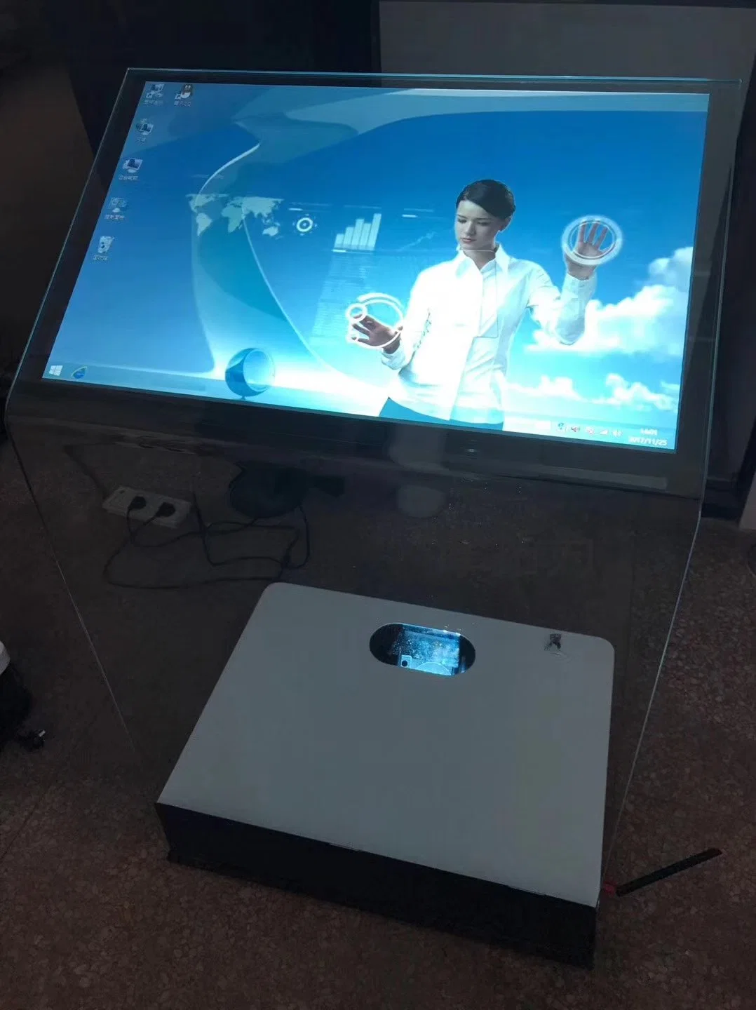 Pantalla transparente de vuelo toque Kiosko interactivo en el Salón de Exposiciones para Proyección holograma Imágenes flotantes