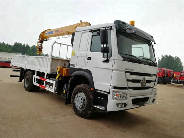 Usine chinoise en vente Nouveau camion grue Sinotruk HOWO à conduite à droite de 8 tonnes.