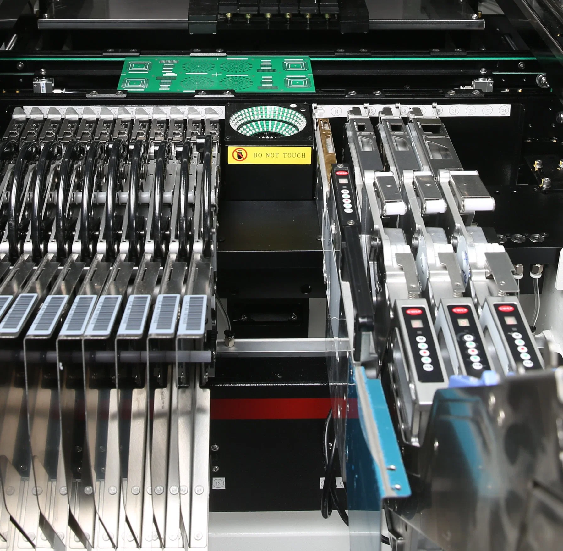 Vollautomatische hochpräzise SMD Pick and Place Maschine PCB Montageausrüstung mit 6 Köpfen 53 Zuführungen Auto Schienen Fly Vision Chip-Halterung